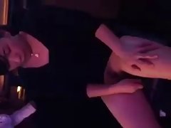 当他的妈妈看电视时，西班牙青少年的hottie乘坐她的男孩
