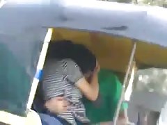 被刺穿的西班牙宝贝敲打着驾驶教练