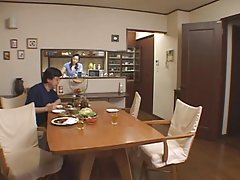 Tiny Angel通过巨大的公鸡三明治让她的所有洞都疼痛