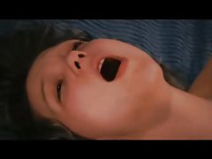 纹身的bimbo露出她巨大的胸部