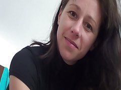 深色的女小学生在一个强烈的异族场面担任主角