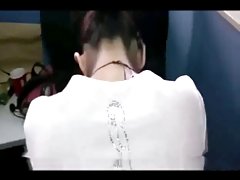 热辣的青少年女儿让他们的继父成为一个快乐的男人