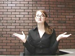 Maddy和Jillian兴奋地分享他的大棒