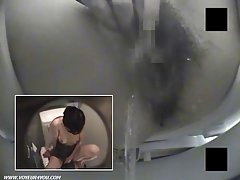基拉在德国小镇完全裸体走路