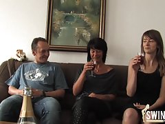 Nubile堤坝探索他们的感觉和湿蛀洞