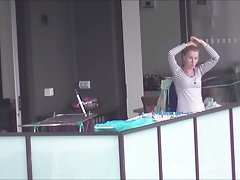 辛迪正在照顾一些裤子蛇