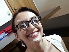 女同性恋Kattie Hold在高兴之后喜欢撒尿
